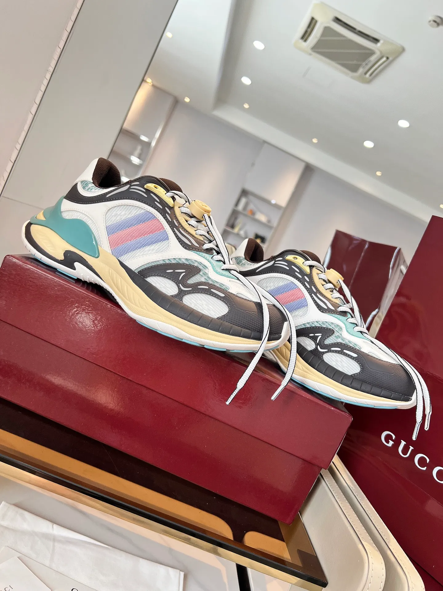 [G Home] P:920💰 Men’s size comes out first Size: 39-45 (45 customized) 2025Gucci series 2.0 sports shoes are made with heavy investment❤️‍🔥❤️‍🔥❤️‍🔥Renewed interpretation of the brand's iconic striped webbing elements😍😍When retro genes collide with futuristic design🎊🎊This new pair of Gucci shoes directly reaches the trend threshold💥 ✔️Color combination of caron contrast + classic stripes, GG reflective piping, visual impact, and comes with a high-light filter for street use ✔️ The structure is made of multi-layer splicing of different materials, mesh is breathable, leather is shaped, and the outsole is made of EVA foam and TPU. 😍😍😍Fashion and practicality are both online ✔️ Detailed double G midsole + iconic double G lock shoelaces, retro DNA is crazy and restless, and every step is based on the trendy aesthetic ❤️❤️❤���❤️
